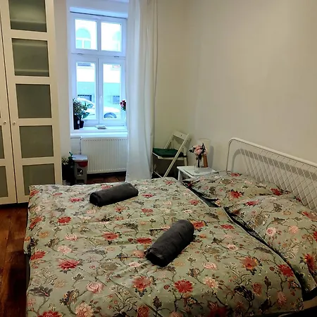 With Double Bed In Zizkov - Shared Bathroom Privatunterkunft Prag