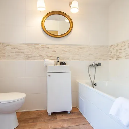 Pansiyon With Double Bed In Zizkov - Shared Bathroom Prag