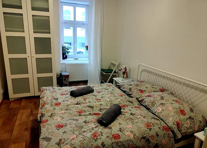 With Double Bed In Zizkov - Shared Bathroom Quarto em Acomodações Particulares Praga