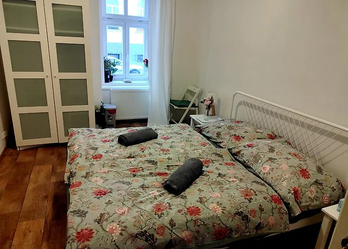 With Double Bed In Zizkov - Shared Bathroom Praga