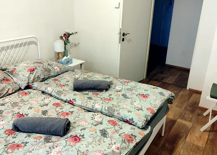 With Double Bed In Zizkov - Shared Bathroom
