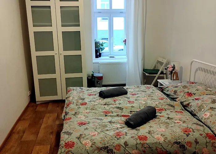 With Double Bed In Zizkov - Shared Bathroom Quarto em Acomodações Particulares Praga