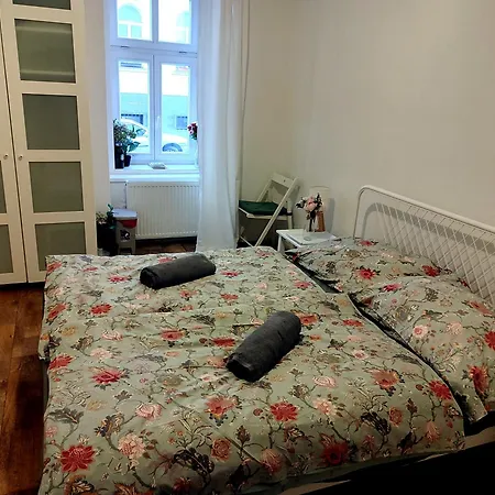 With Double Bed In Zizkov - Shared Bathroom Prága