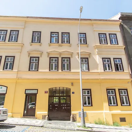 With Double Bed In Zizkov - Shared Bathroom 民宿 *
