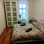 With Double Bed In Zizkov - Shared Bathroom Δωμάτια σε οικογενειακή κατοικία Πράγα