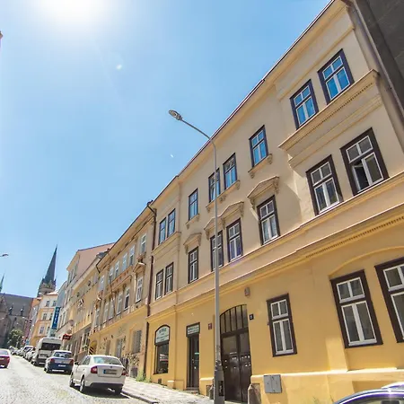 With Double Bed In Zizkov - Shared Bathroom * Praag
