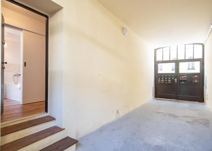 With Double Bed In Zizkov - Shared Bathroom