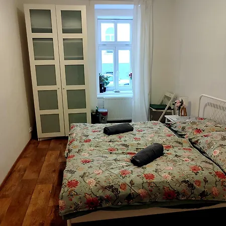 With Double Bed In Zizkov - Shared Bathroom Quarto em Acomodações Particulares Praga