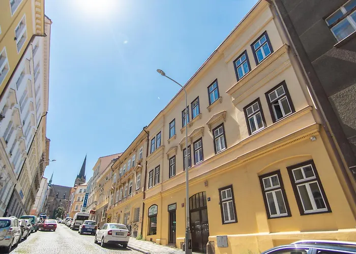 With Double Bed In Zizkov - Shared Bathroom * Praga